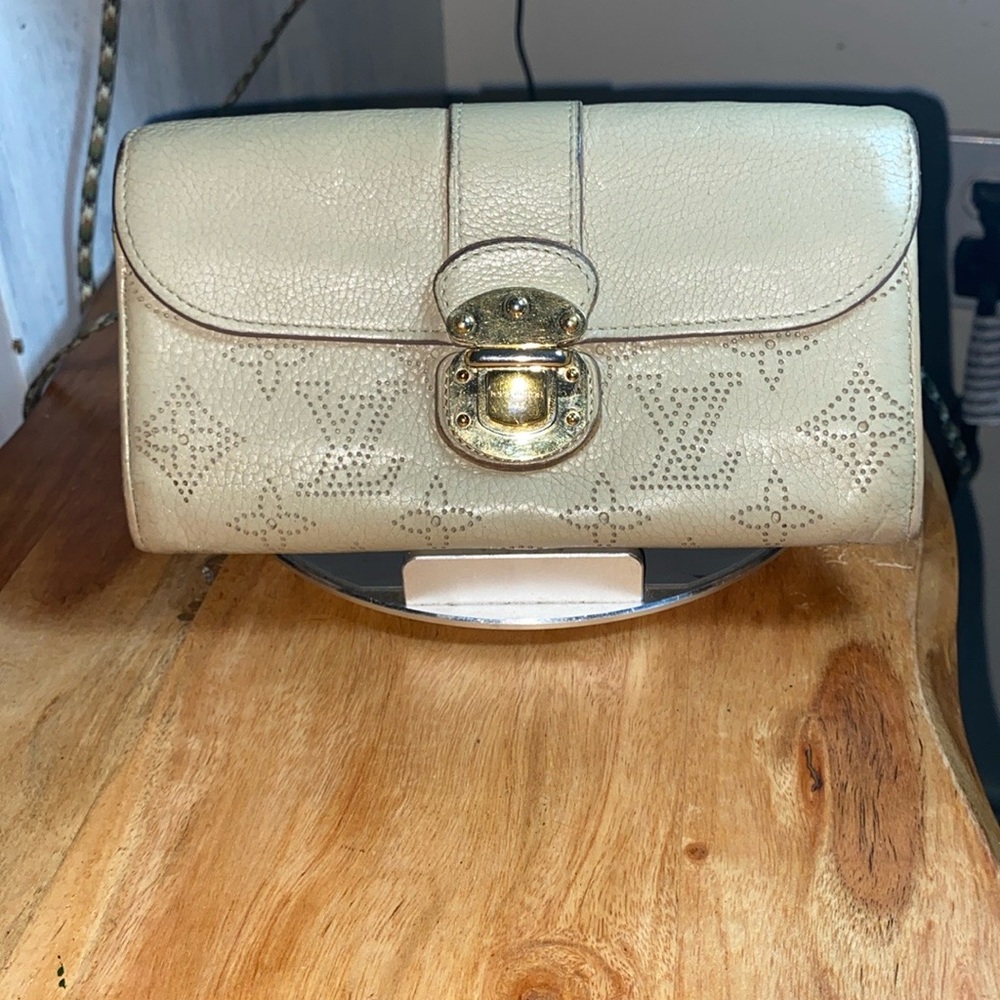 Louis Vuitton  Mahina Cream long wallet with Elegant Design